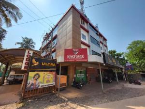 een gebouw op de hoek van een straat bij Suja Krishna residency in Mangalore