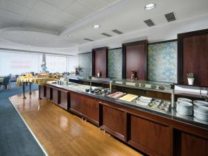 赫拉德茨 - 克拉洛韦瑟尔尼果夫酒店的一间提供自助餐的餐厅,展示着各种菜肴