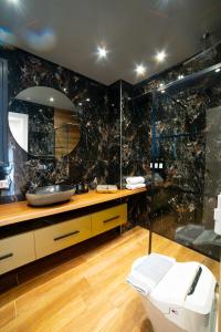 La salle de bains est pourvue d'un lavabo et d'un miroir. dans l'établissement AuraLux, à Agia Triada
