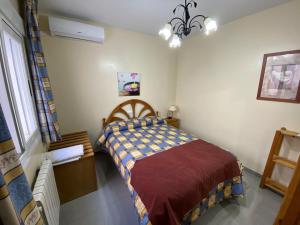 a small bedroom with a bed and a window at Villa Caniles in Caniles