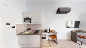 倫敦的住宿－MSK Elite，一间带水槽和微波炉的小厨房