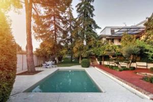 una piscina en el patio de una casa en Grand Luxury Villa Piscina & Jacuzzi Granada, en Albolote