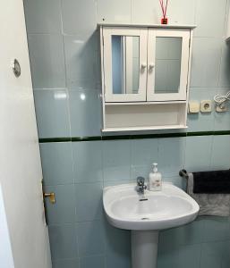 y baño con lavabo y espejo. en Love Fuencarral, en Madrid