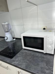 un microondas blanco en una encimera en una cocina en Love Fuencarral, en Madrid