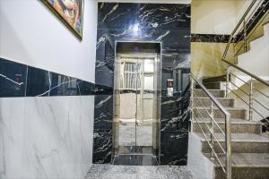 un pasillo con escaleras y una puerta en un edificio en FabHotel Vihaan Regency, en Nueva Delhi 20 fotos más
