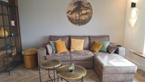 sala de estar con sofá y 2 mesas en Haus Blick am Edersee 4P, en Waldeck