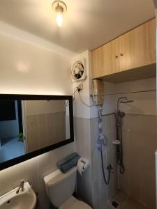 uma casa de banho com um chuveiro, um WC e um lavatório. em The S&S Staycation em Santa Rosa
