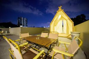 une table et des chaises sur le toit avec une petite chapelle dans l'établissement KLCC Luxury Private Pool Villa, à Ampang