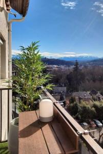 einen Balkon mit einer Heizung auf der Vorderseite eines Gebäudes in der Unterkunft Appartement Pau in Pau