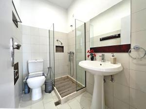 アファンドウにあるVilla Maroulaのバスルーム(シャワー、トイレ、シンク付)