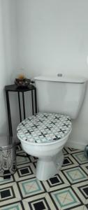 ein weißes WC im Bad mit Fliesenboden in der Unterkunft Appartement Pau in Pau