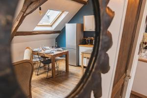 a kitchen with a table and chairs in a room at Le Meslier - Appartement de 2 chambres in Tours-sur-Marne