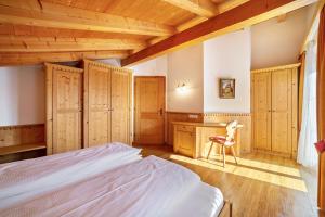 Ένα ή περισσότερα κρεβάτια σε δωμάτιο στο Obermoarhof Ifinger