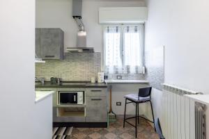 une cuisine avec un comptoir et une chaise dans l'établissement Ca' Graziosi Fiori, à Bagnone