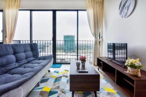 - un salon avec un canapé et une grande fenêtre dans l'établissement Lovely Studio Trefoil Near Setia City Mall & SCCC, à Shah Alam