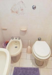 y baño con aseo, bidet y lavamanos. en Appartement in Barano d Ischia mit schöner Terrasse, en Isquia