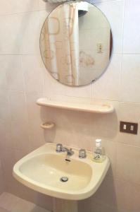 y baño con lavabo y espejo. en Appartement in Barano d Ischia mit schöner Terrasse, en Isquia