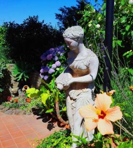 una estatua de una mujer con flores en un jardín en Appartement in Barano d Ischia mit schöner Terrasse, en Isquia