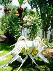 dos sillas blancas de césped sentadas en el césped en Appartement in Barano d Ischia mit schöner Terrasse, en Isquia