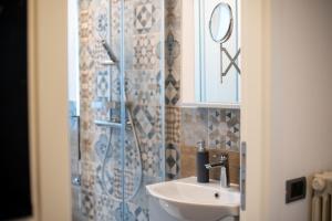 Phòng tắm tại Art Gallery Rimini Apartments 130mq Esclusivo +17 ảnh