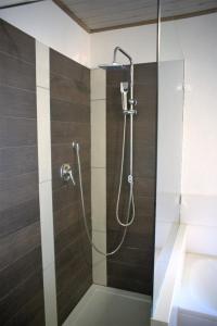 a shower in a bathroom with a glass door at Jut Stuff - Familienfreundliche Wohnung in Rommersheim mit großem Garten in Rommersheim +11 photos