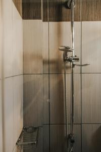 パルガにあるBianco Resortのタイル張りの壁のバスルーム(シャワー付)