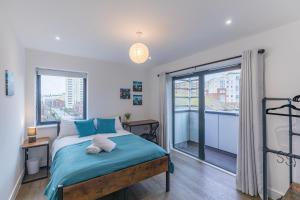 - une chambre avec un lit et une grande fenêtre dans l'établissement 2 x 2-Bed/Bath Apartments by Brighton beach/hospital, à Brighton et Hove