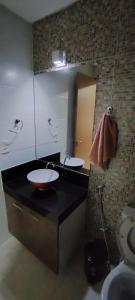 uma casa de banho com 2 lavatórios e um espelho em Flat mobiliado,o mais aconchegante de campina grande em Campina Grande