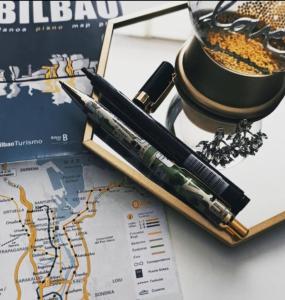 uma caneta-tinteiro em cima de um mapa em SWEET HOME BILBAO em Bilbau