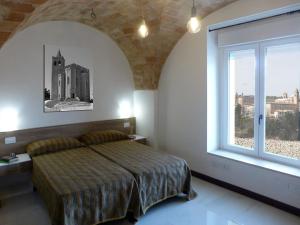 Un dormitorio con una cama grande y una ventana en Ferienwohnung für 4 Personen ca 45 qm in Offida, Adriaküste Italien Küste der Marken, en Offida