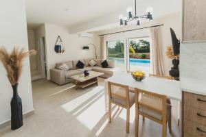 Posezení v ubytování Aiolia Villa + 36 fotografií