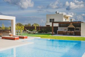 Bazén v ubytování Aiolia Villa nebo v jeho okolí