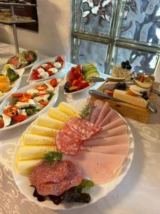 une table contenant de nombreux types de denrées alimentaires différents dans l'établissement Club Villa, à Ramsau am Dachstein