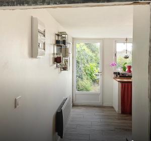 un pasillo con una puerta que conduce a una cocina en Maison de paludier dans hameau de charme, en Guérande