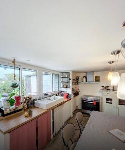 cocina con fregadero y ventana grande en Maison de paludier dans hameau de charme, en Guérande