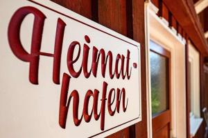 Ein Schild auf einem Gebäude, auf dem Harland Nielsen steht. in der Unterkunft Heimathafen in Ückeritz