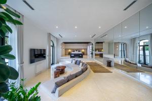 un soggiorno con un divano e un tavolo di House of Petra a Jimbaran