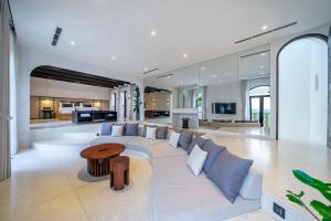 un soggiorno con un divano e un tavolo di House of Petra a Jimbaran