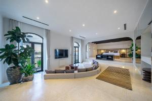 un ampio soggiorno con divano e TV di House of Petra a Jimbaran