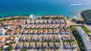 een luchtzicht op een resort naast de oceaan bij Residence-Apartment-Giuliano-Punta Skala in Petrcane