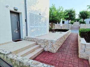 een huis met een stenen muur en een trap bij Residence-Apartment-Giuliano-Punta Skala in Petrcane