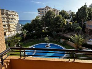 - Balcón con vistas a la piscina en PV34, Apartamento cerca mar con piscina parking, en Villajoyosa