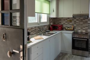 Kuchyň nebo kuchyňský kout v ubytování Mina's Art Loft with panoramic views