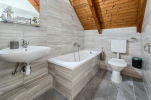 Kúpeľňa v ubytovaní Ocean Apartment + 17 fotografií