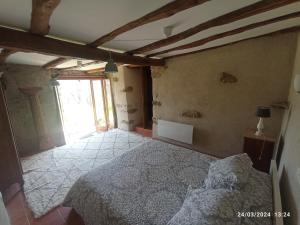 1 dormitorio con 1 cama en una habitación en Roseland, retraite calme en pleine nature en Saint-Girons