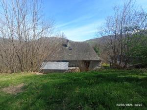 una casa vieja en medio de un campo en Roseland, retraite calme en pleine nature en Saint-Girons