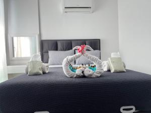 - une chambre avec un lit tricoté dans l'établissement Gardenya Lara Suit Hotel, à Antalya