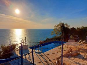 una casa con piscina junto al océano en Ferienhaus mit Terrassen und traumhaftem Blick aufs Meer, en Otranto