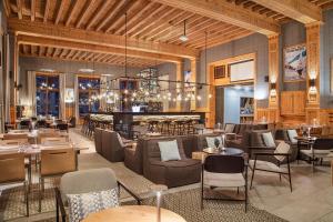 een restaurant met banken en tafels en een bar bij Villars Lodge in Villars-sur-Ollon