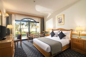Postel nebo postele na pokoji v ubytování JAZ Pyramids Resort